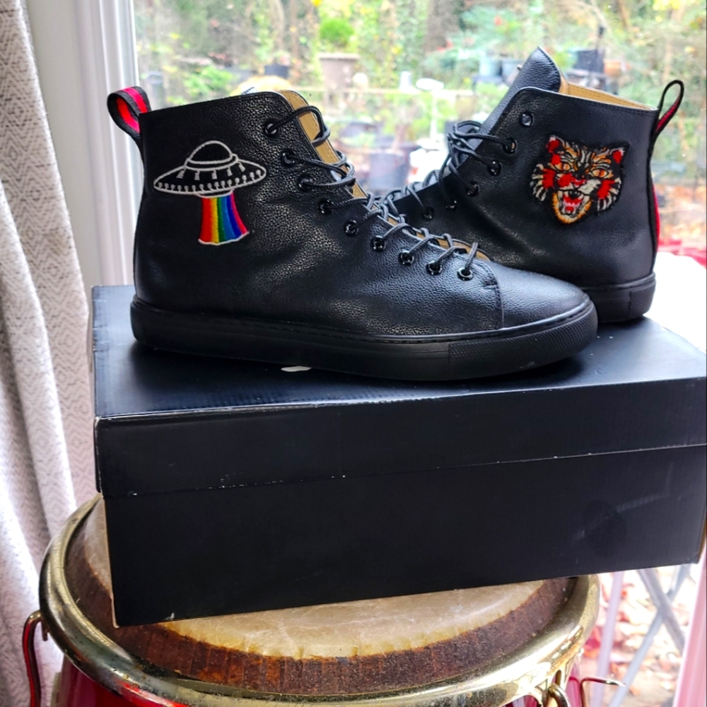 Gucci Signature Hi Top Black Leather Tiger Ufo Sneaker size 9.5us 40eu Like New